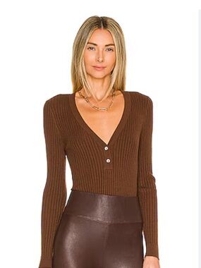 L'AGENCE Ribbed Henley Bodysuit in Wood Brown